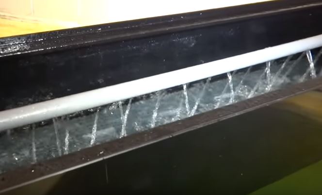 上部フィルターの吸水パイプから水が濾過槽へ注がれています。水が注がれるときに水は空気に触れます。空気に触れることでエアレーションをかけることができます。